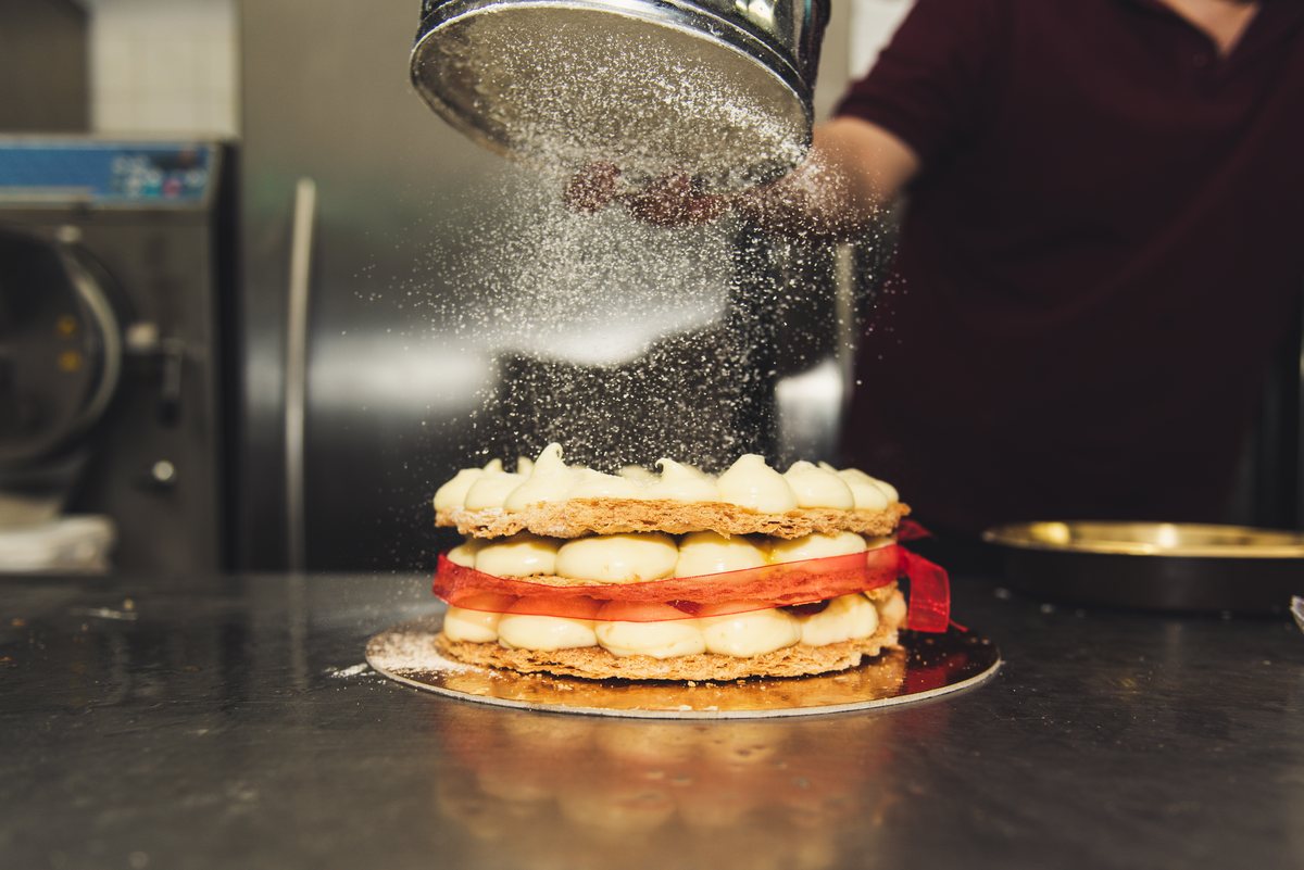Millefoglie con crema spolverata di zucchero a velo nel laboratorio del Bar Roma