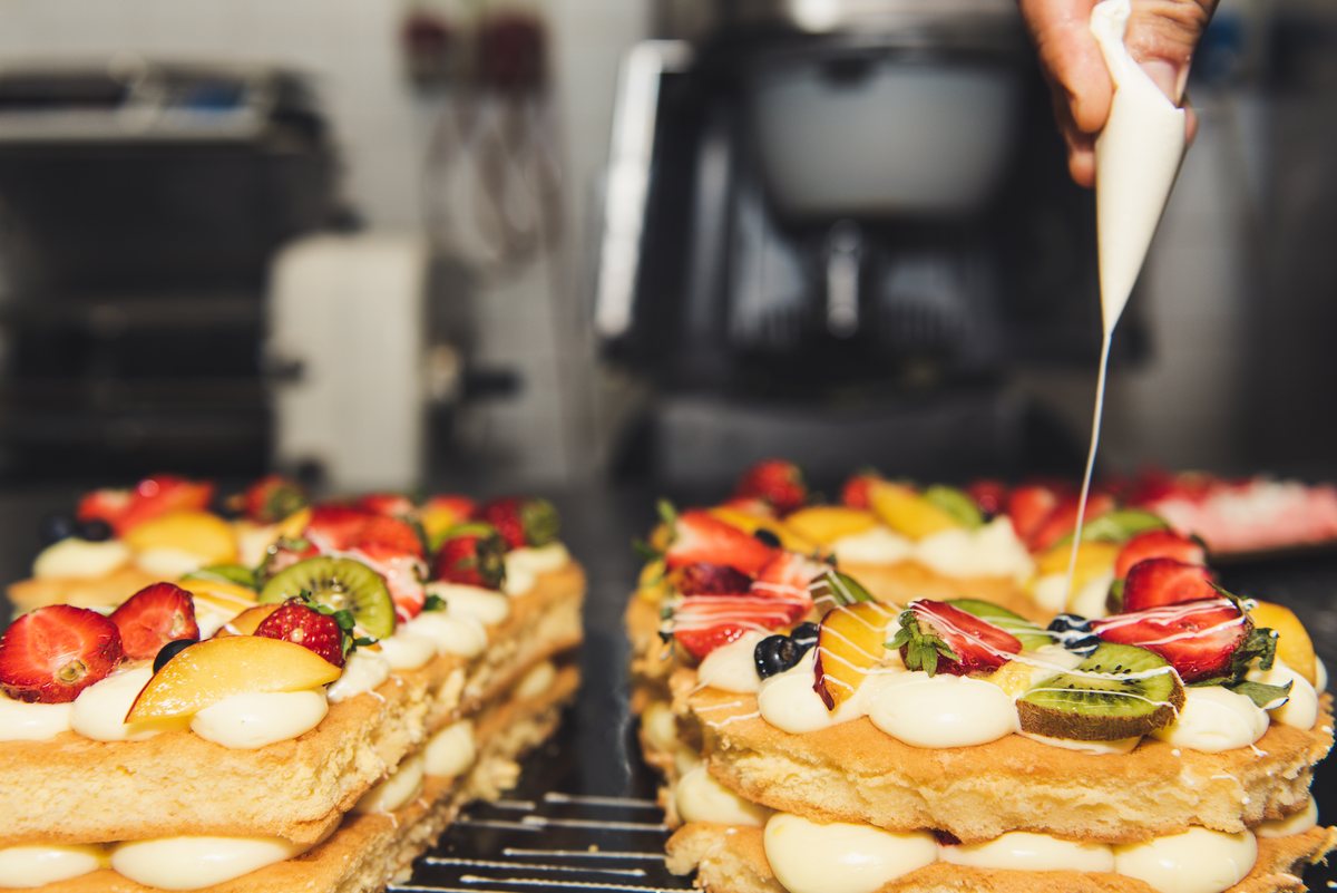 Torte alla frutta con crema e frutta fresca preparate nella pasticceria a Lamezia Terme