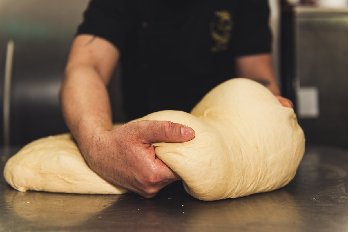 Impasto lavorato a mano sul banco del laboratorio di pasticceria a Lamezia Terme